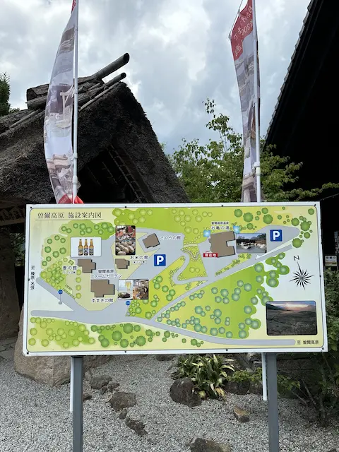 施設の地図と駐車場の位置を示す看板