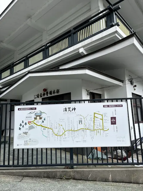 木製の建物に掲示された地図と説明文の看板