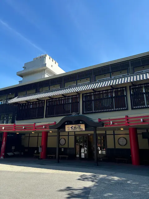 伝統的な日本の建物と青空の風景。