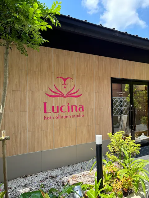 Lucinaのホットコラーゲンスタジオの看板がある建物の外観。